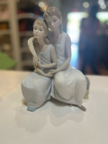 Lladro "My Sister, My Friends" Figurine