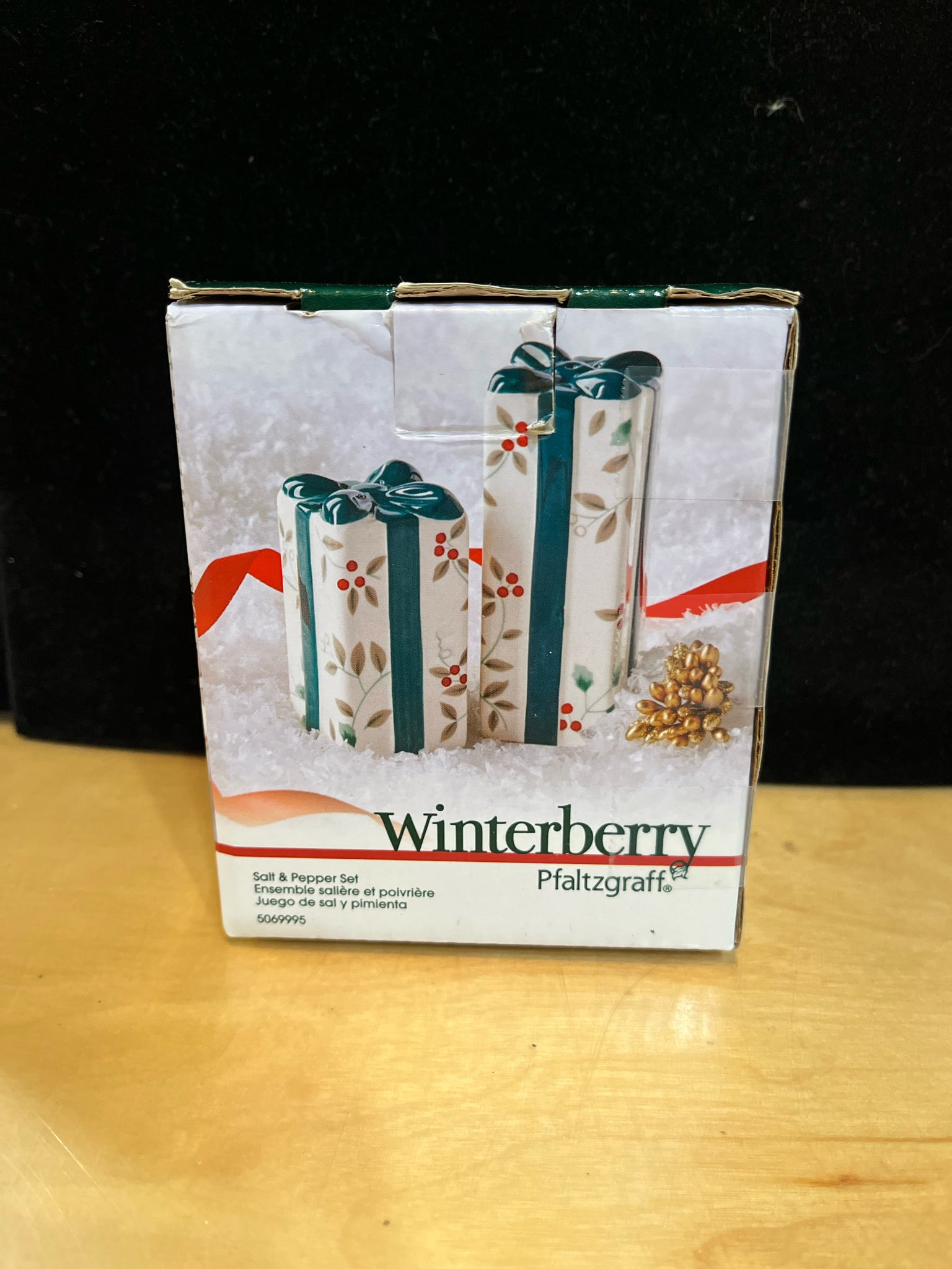 Pfaltzgraff Christmas Winterberry Salt & Pepper Shakers