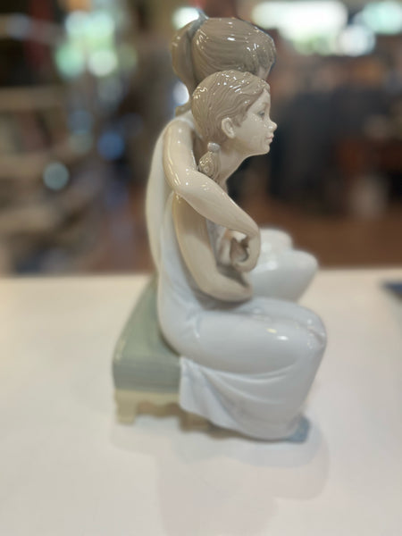 Lladro "My Sister, My Friends" Figurine