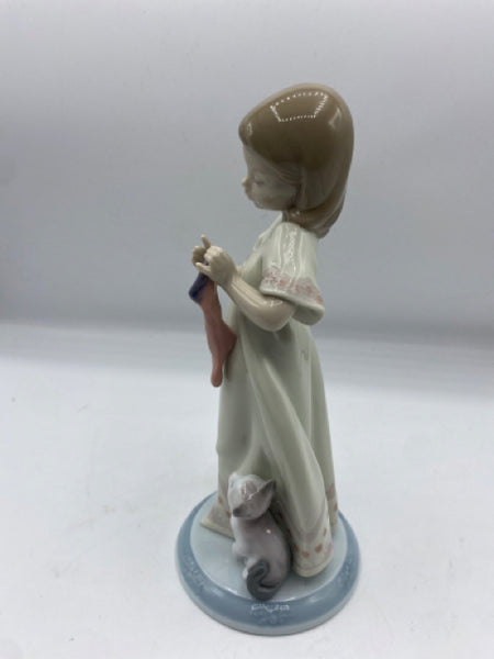 Lladro A Stocking For Kitty Figurine