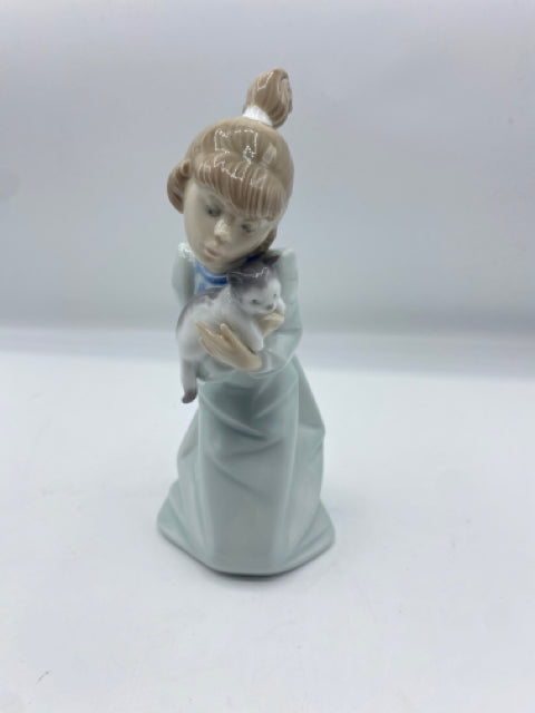 Lladro Sleepy Kitten Figurine